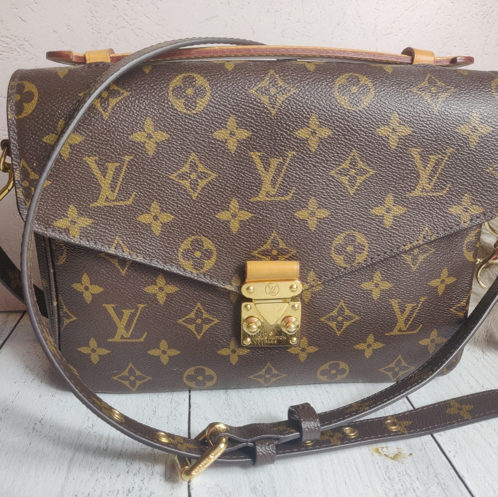 Authentic Louis Vuitton Pochette Metis